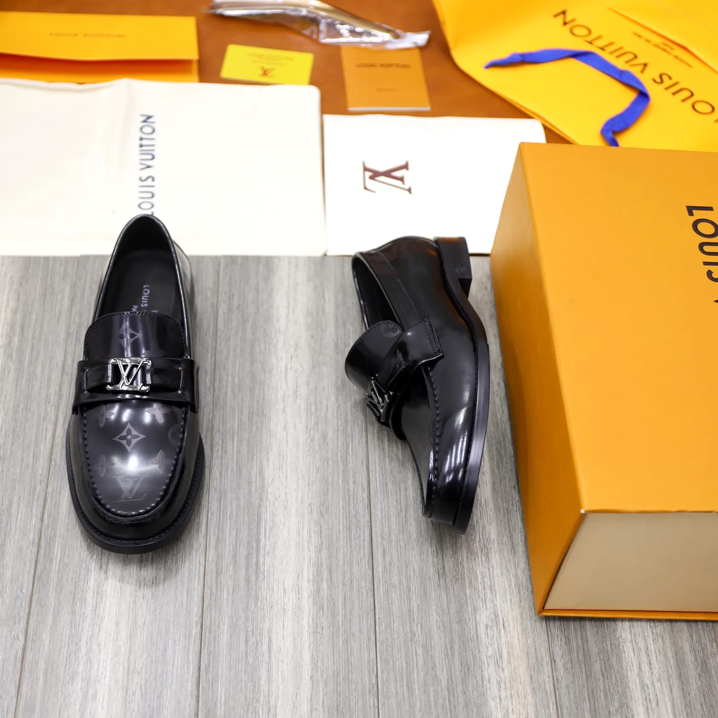 Men's shoes 💰: 💰900LV Louis Vuitton slip-on loafers, top quality products produced in Dongguan, ready for sale! This LV Glove loafer is made of selected soft cowhide, with a slightly wrinkled leather surface and a very high-end texture. Each pair is unique. The leather surface is light and soft, with a fine texture and good luster. It is a classic loafer style, with exquisite handmade mark stitching on the toe, and a square toe configuration to highlight the classic style. The horizontal band has hot-printed LV three-dimensional letters, semi-solid handcrafts and a genuine leather outsole, and a rubber patch on the heel to create wear-resistant performance and comfort. One of the must-have loafers for men! Comes with full original packaging! Code number: 38-39-40-41-42-43-44 (38, 45, 46 customized) standard leather shoe code